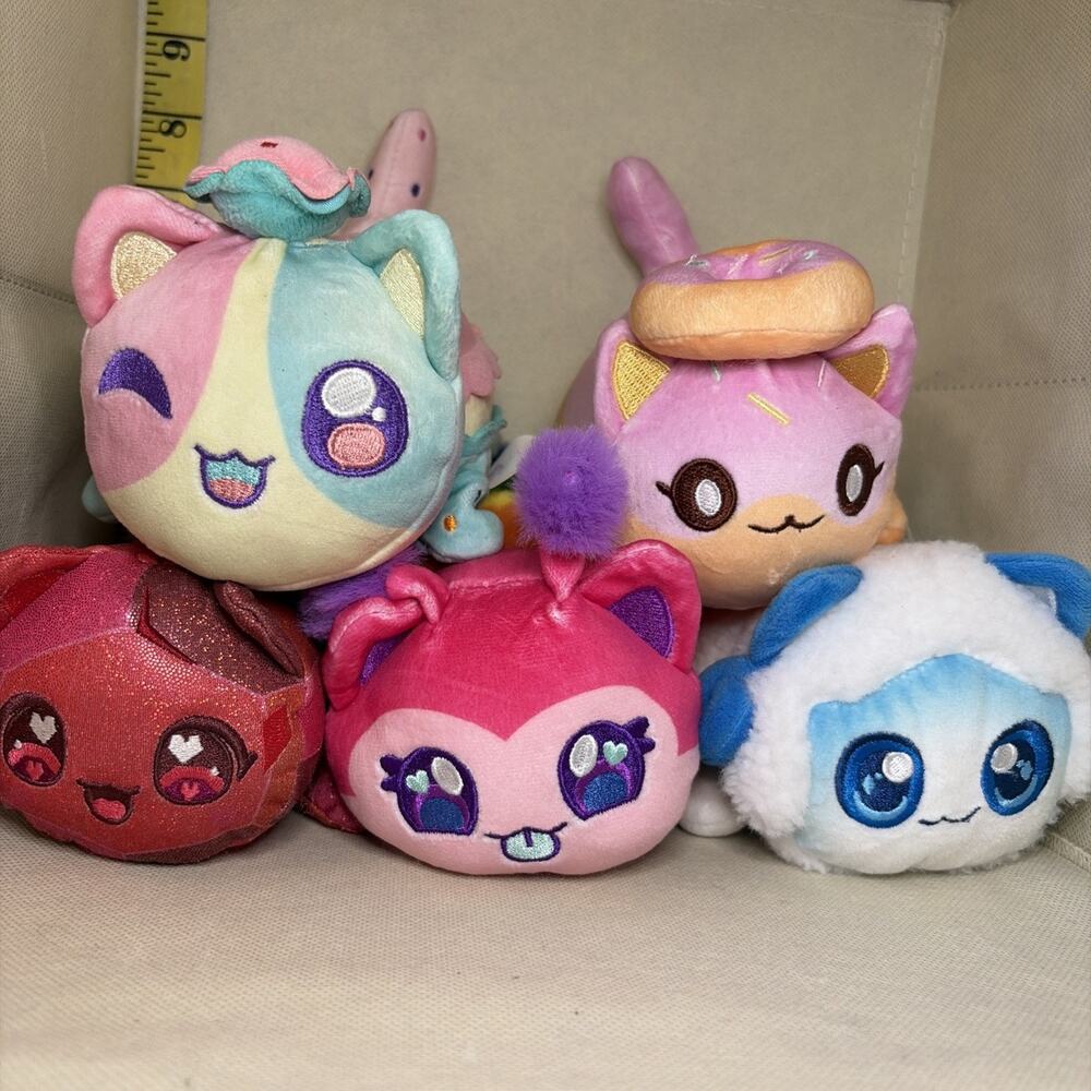 Aphmau MeeMeows Mystery Plushies 5: Donut, Ruby, Macaroon, Caterpillar, Sheep(I)